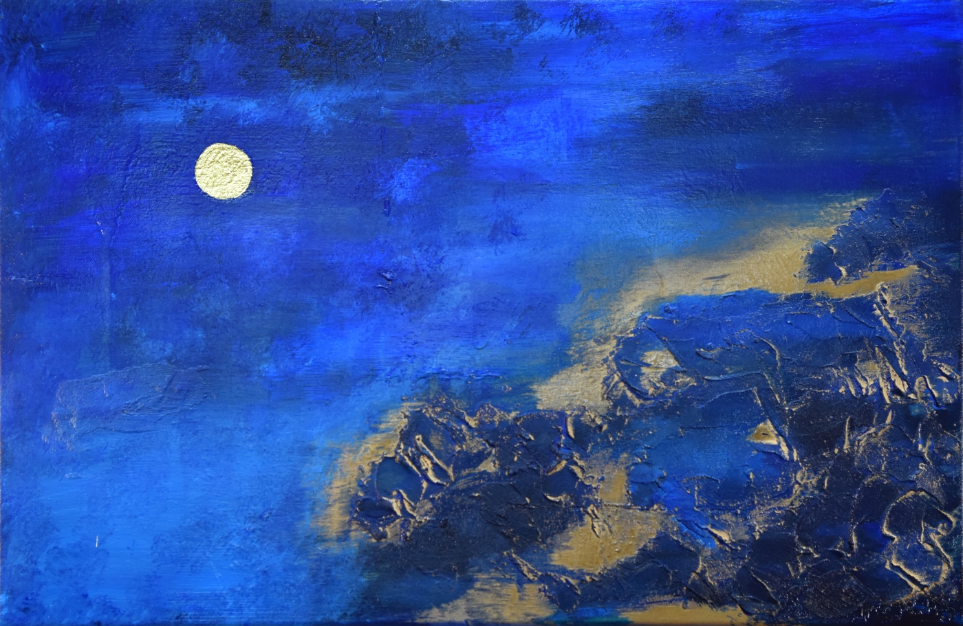 Goldener Mond am Nachthimmel